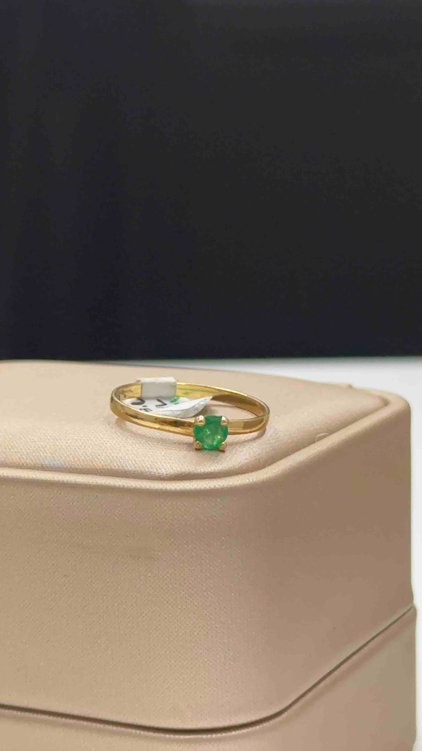 ANILLO SOLITARIO CON ESMERALDA