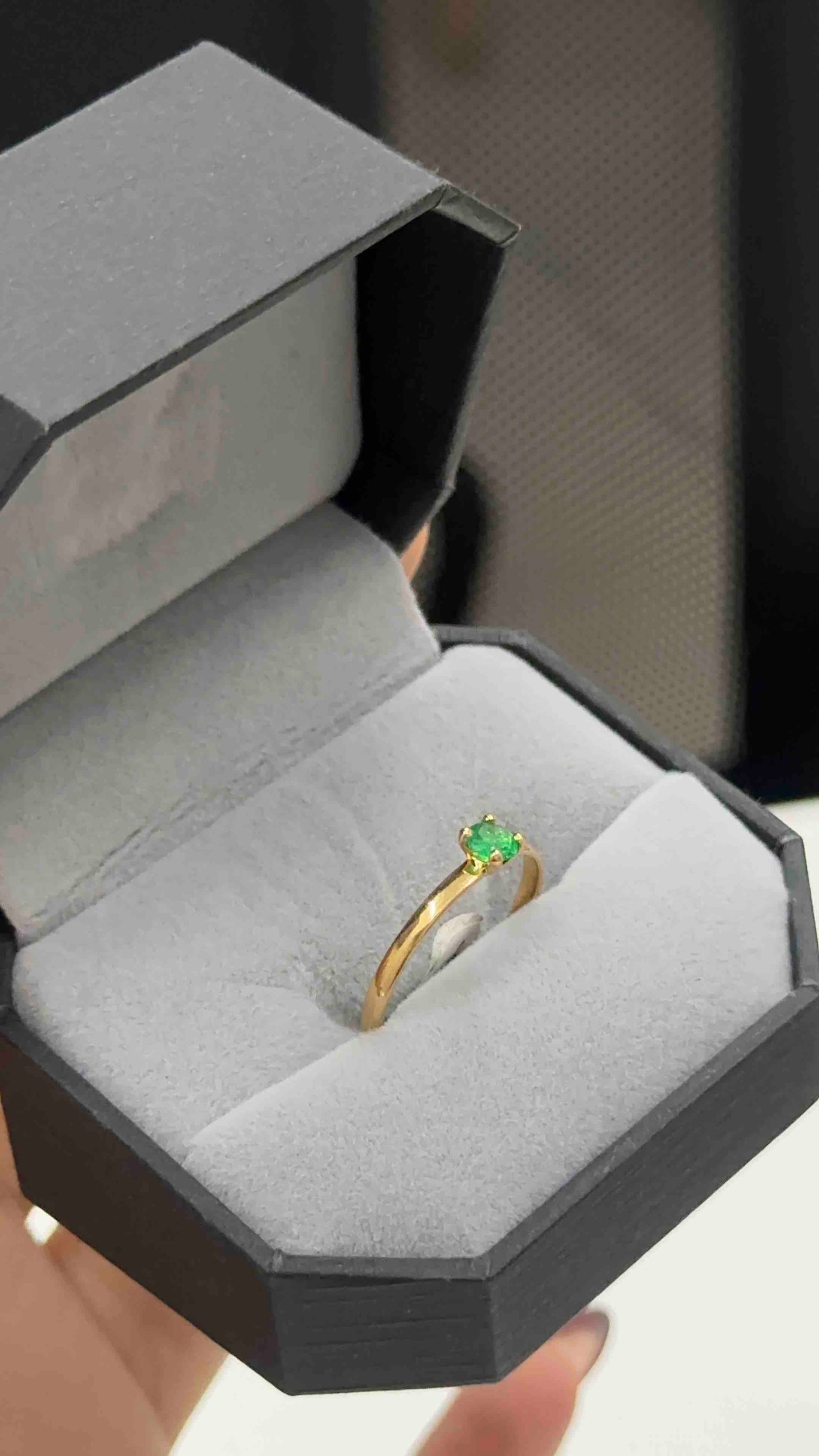 ANILLO SOLITARIO CON ESMERALDA