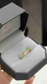 ANILLO SOLITARIO CON ESMERALDA
