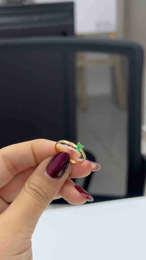 ANILLO SOLITARIO CON ESMERALDA