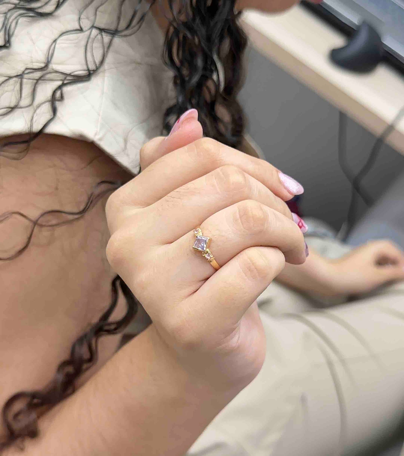 Anillo Solitario 3 piedras lila
