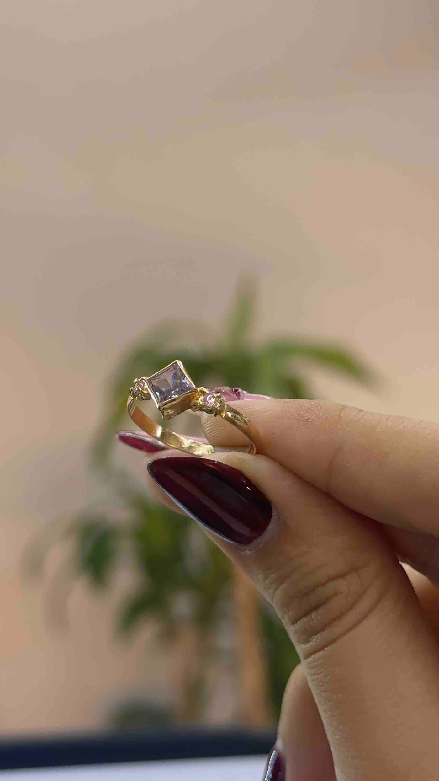 Anillo Solitario 3 piedras lila