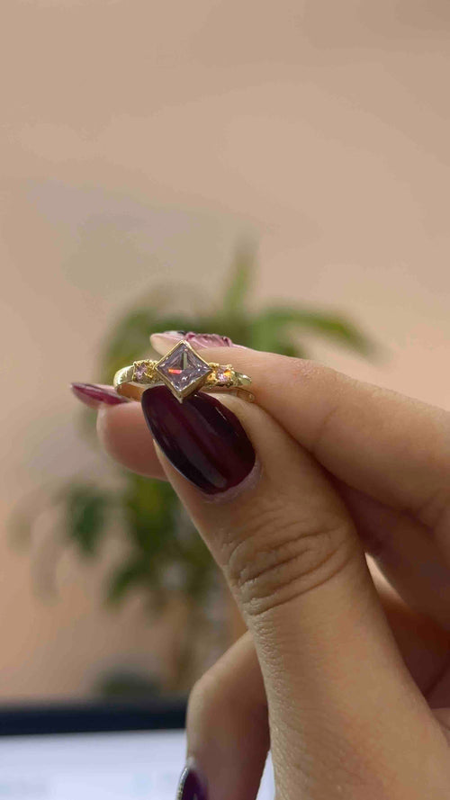 Anillo Solitario 3 piedras lila
