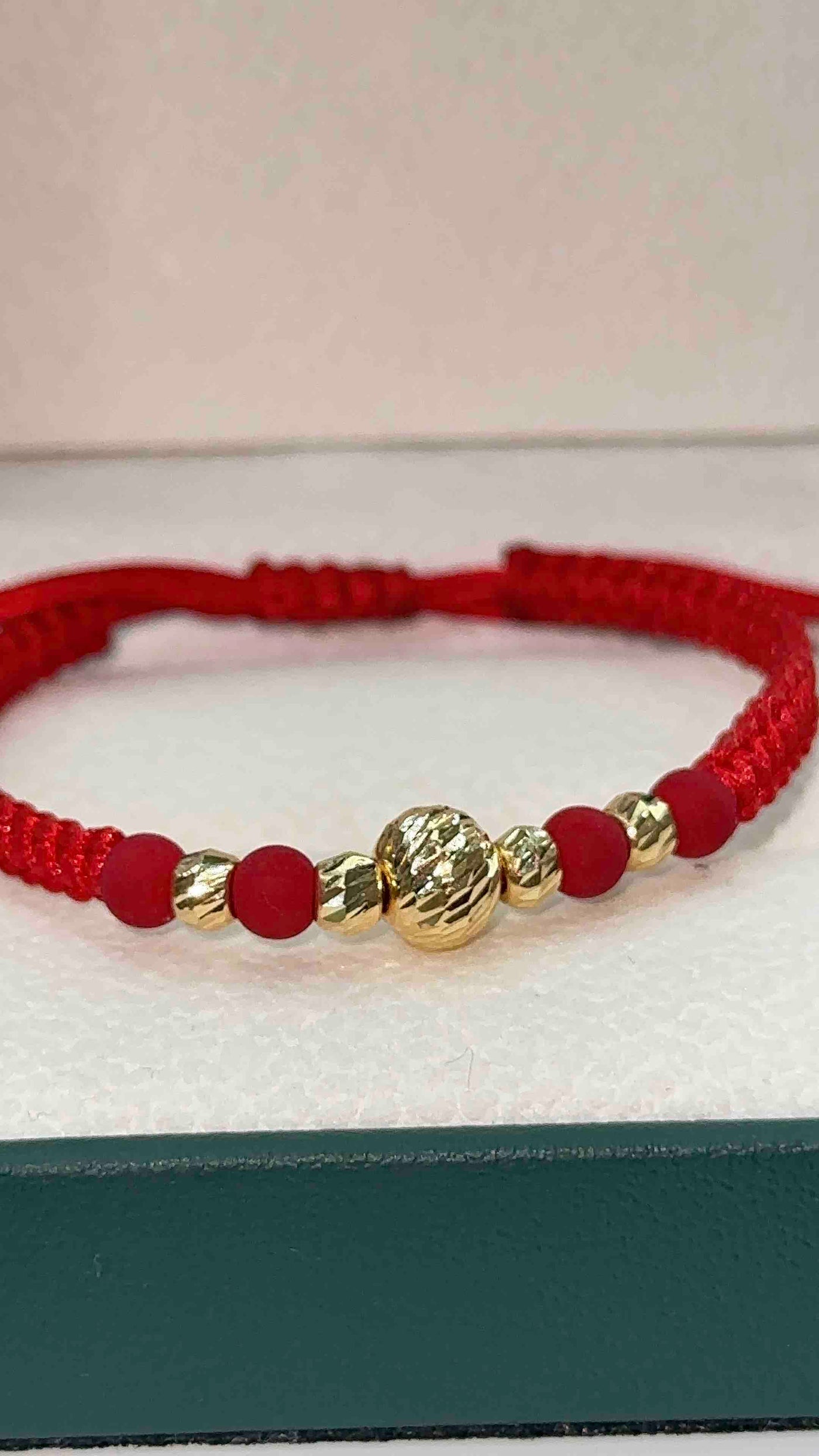 PULSERA TEJIDA ROJA BOLA