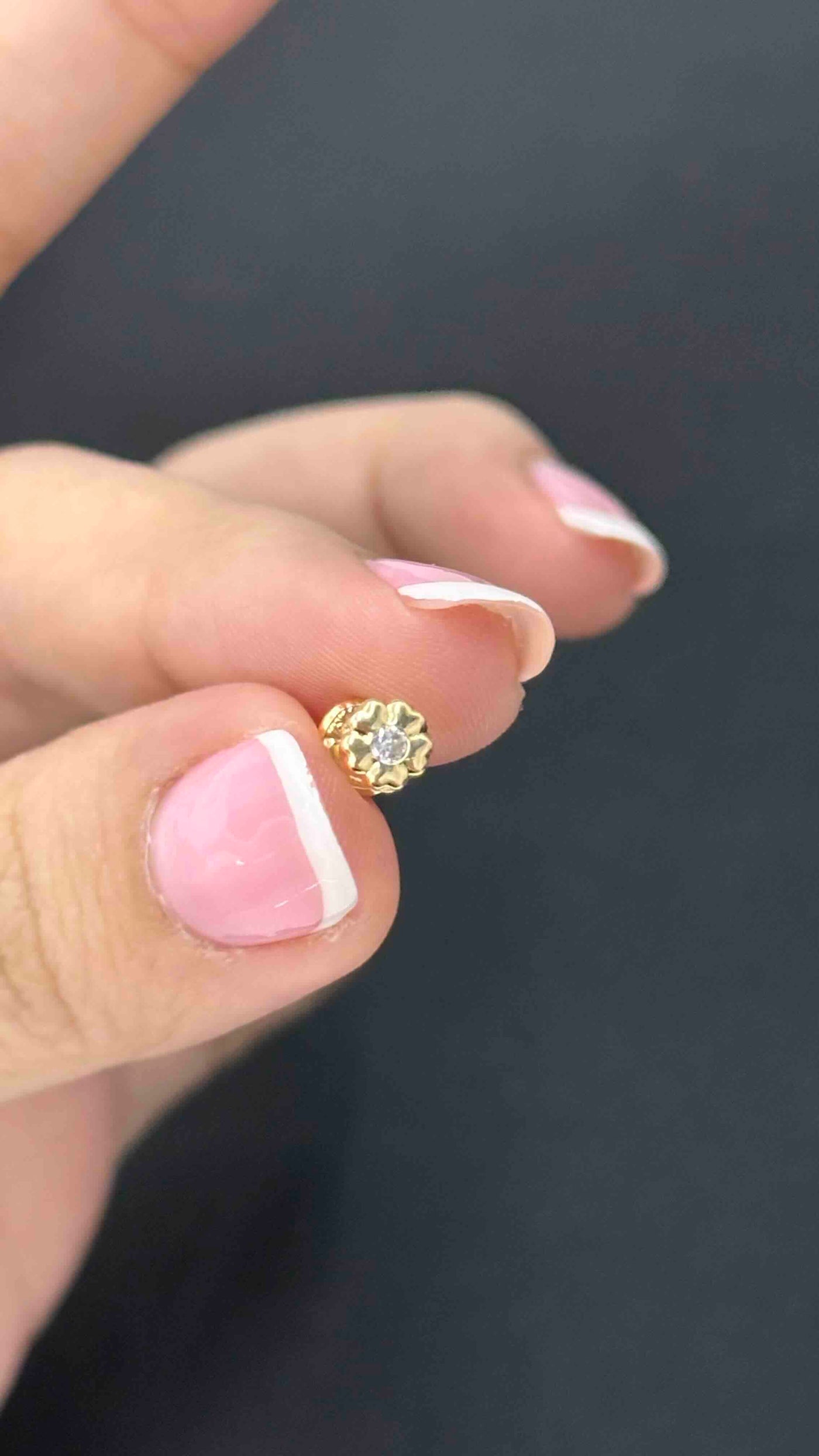 TOPOS DE FLOR LISO CON CIRCON BLANCO EN EL CENTRO